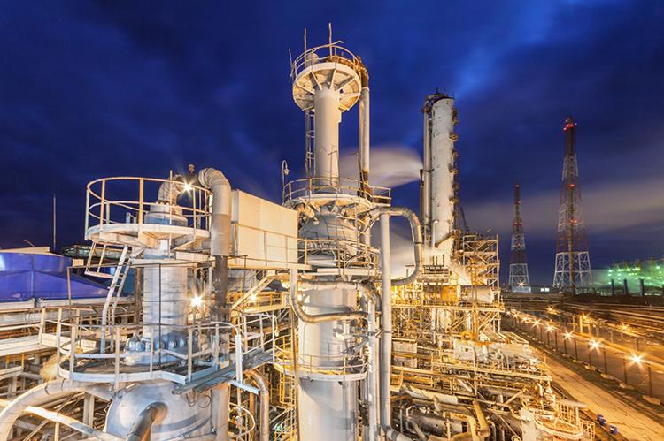 Chemical plant for the production of ammonia (copyright by Shutterstock/saoirse2013)