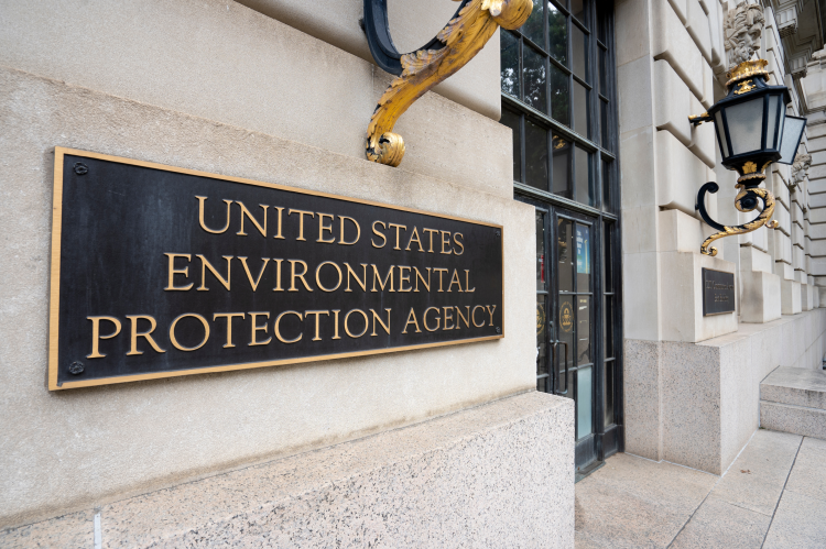Closeup of the sign at the entrance to the U.S. Environmental Protection Agency (EPA) Headquarters in Washington, DC (© Shutterstock/Tada Images)