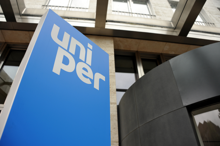 Entrance to the Uniper headquarter in Dusseldorf, Germany (© Shutterstock/nitpicker)