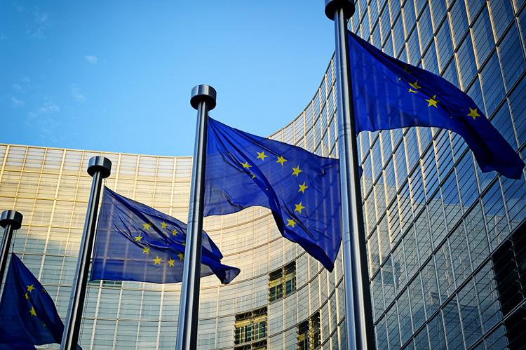 European Union flag infront of the European Commission (copyright by Shutterstock/symbiot) 