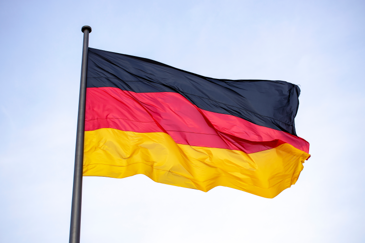 Flag of Germany in the wind (© Shutterstock/Golub Oleksii)