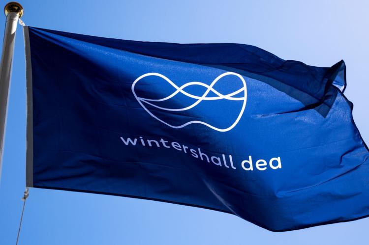 Flag with the logo of Wintershall Dea (copyright by Wintershall Dea)