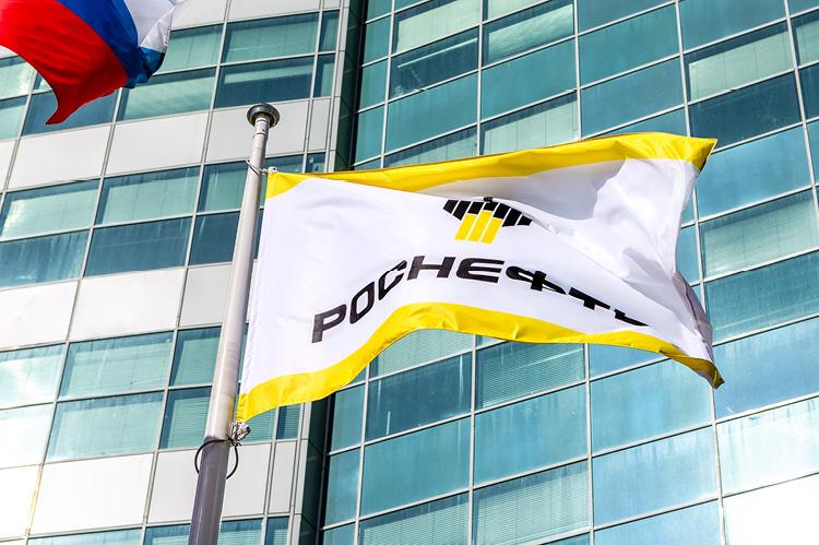 Flags of Rosneft and Russia (copyright by Shutterstock/FotograFFF)