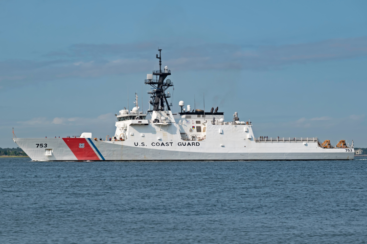 Hamilton, a 127-meter U.S. Coast Guard cutter (WMLS-753) (© Shutterstock/Daniel Wright98)