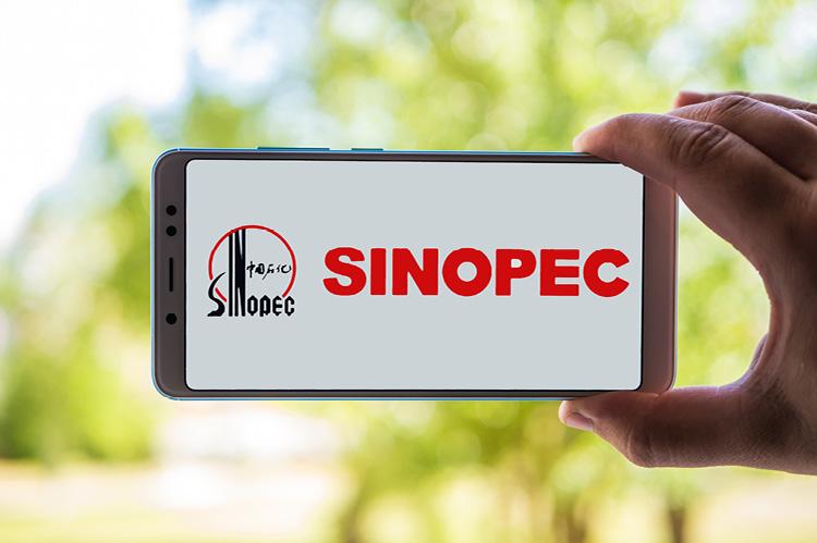  Logo of Sinopec displayed on the screen of the mobile device (copyright by Shutterstock/turbaliska)