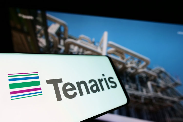 Logo of Tenaris S.A. on a screen infront of the website (© Shutterstock/T. Schneider)