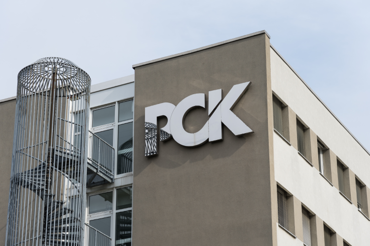 Logo of the PCK Raffinerie GmbH on a building of the Schwedt refinery (© Shutterstock/Sergey Kohl)