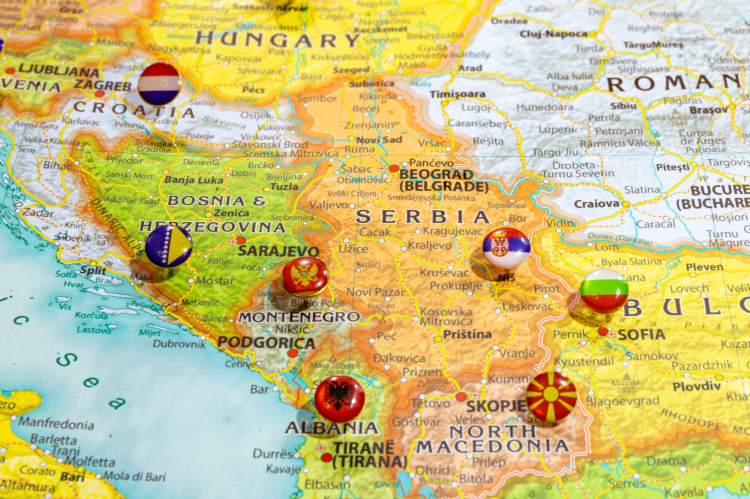 Map of the Balkan region with flag pins (© Shutterstock/shirmanov aleksey)
