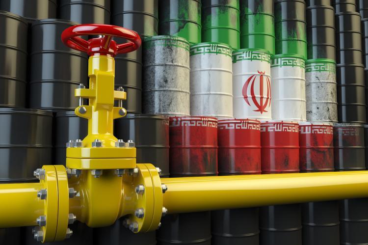  Oil pipe line valve in front of the Iranian flag on the oil barrels (copyright by Adobe Stock/Maksym Yemelyanov)