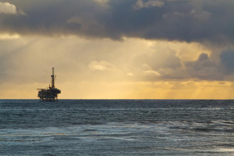 Oil rig near the coast of California (copyright by Shutterstock/VDB Photos)