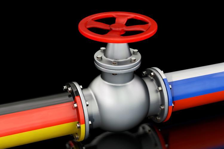 Pipeline valve with the flags of Germany and Russia (© Shutterstock/DesignRage)
