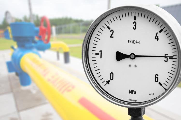 Pressure gauge on a gas pipeline (© Shutterstock/Iren Moroz)