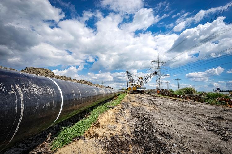 Steel pipes of a pipeline shortly before laying (copyright by Adobestock/Countrypixel)