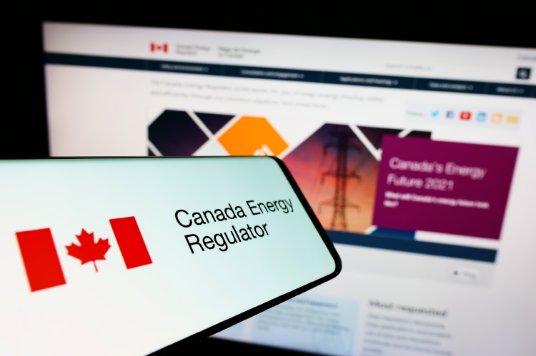 The logo of the Canada Energy Regulator infront of the website (© Shutterstock/T. Schneider)