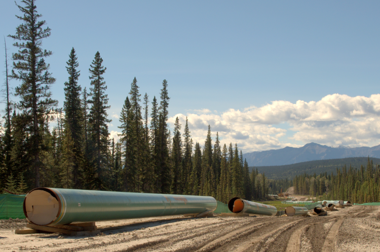 Trans Mountain Pipeline under construction along the eastern slopes of the Rocky Mountains (© Shutterstock/Bruce Raynor)