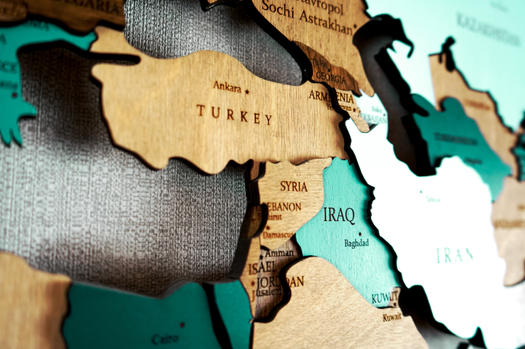 Turkey & Iraq on a wooden map (© Shutterstock/AlexandrinaZ)