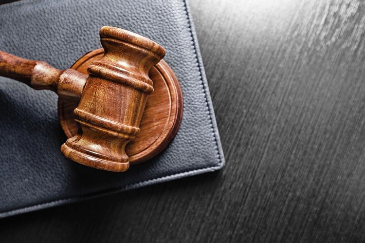 Judge's gavel on the table (© Shutterstock/FabrikaSimf) 