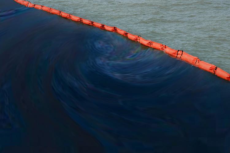 Kuwait battles oil spill in the Persian Gulf (Phonix_a Pk.sarote / Shutterstock)