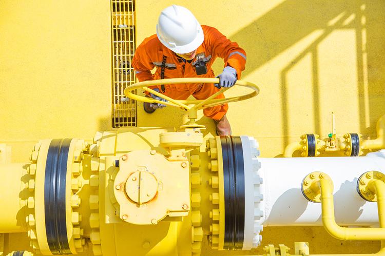Pipeline valve being opened (copyright by Shutterstock/Oil and Gas Photographer)