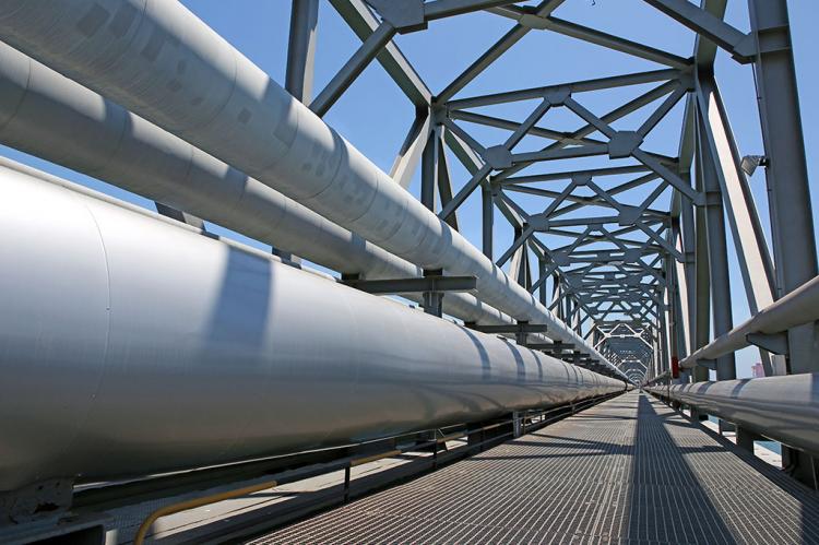 $800 billion energy infrastructure investment over the next 18 years in the US and Canada (tcly / Shutterstock)