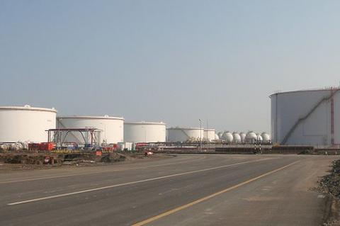 Petrochemical tanks in Sohar, Oman (By octal (Flickr) [CC BY 2.0 (http://creativecommons.org/licenses/by/2.0)], via Wikimedia Commons)