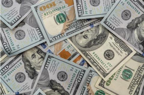 A pile of 100 US Dollar bills (© Shutterstock/RomanR)