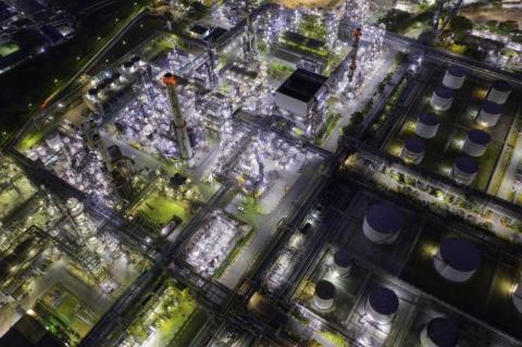 Aerial view of a refinery at night (copyright by Adobe Stock/structuresxx)