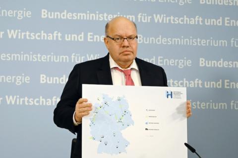 German Federal Minister of the Economy, Peter Altmaier, presenting the German National Hydrogen Strategie (copyright by BMWi/Susanne Eriksson)