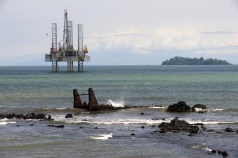  Ambas Bay with oil platform, Limbe, Cameroon  (copyright by Adobe Stock/Reinhard Marscha)