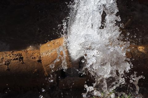 Broken water pipeline (copyright by Shutterstock/RosnaniMusa)