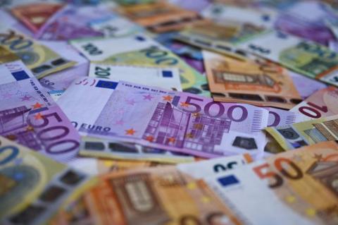 Close-up on Euro notes (© Shutterstock/Valentin Si)
