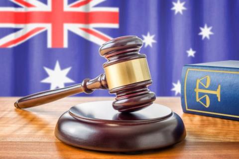 Court gavel infront of the Australian flag (© Shutterstock/Zerbor)