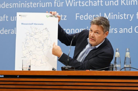 Economic Affairs Minister Robert Habeck presents the plans for a German hydrogen core network (© BMWK / Susanne Eriksson)