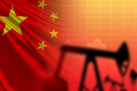 Flag of the People's Republic of China, oil pumps and a falling scale (copyright by Shutterstock/FOTOGRIN)