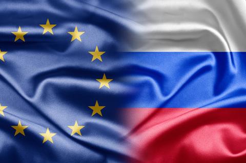Flags of the EU and Russia (© Shutterstock/ruskpp) 