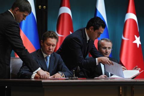 Alexey Miller, Chairman of Gazprom and Mehmet Konuk, Chairman Botas sign MOU (© 2014 Gazprom)