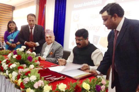 The Minister of State for Petroleum and Natural Gas (Independent Charge), Shri Dharmendra Pradhan and the Commerce and Civil Supplies Minister of Nepal, Shri Sunil Thapa signing an MoU for the construction of Raxaul-Amlekhgunj petroleum pipeline, in Khatmandu on August 24, 2015 (© 2015 Ministry of Petroleum & Natural Gas)