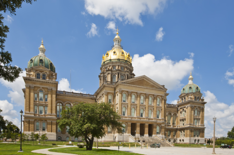 Iowa State Capitol Building in Des Moines, Iowa (© Shutterstock/Grindstone Media Group)