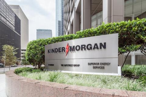Sign of Kinder Morgan at Company headquarters in Houston, US (© Shutterstock/JHVEPhoto) 