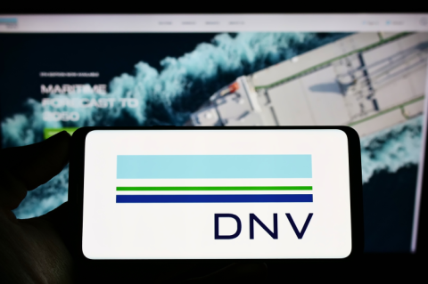 Logo of DNV infront of the website (© Shutterstock/T. Schneider) 