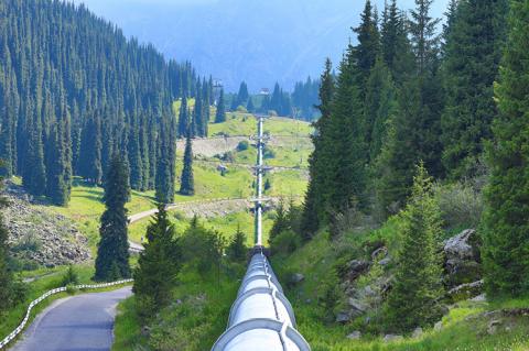 Mountain pipeline (copyright by Shutterstock/Peyker)