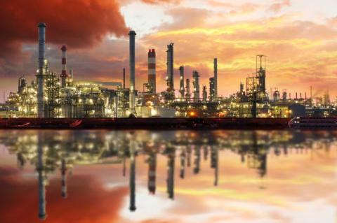 Oil refinery industrial plant at night (copyright by Adobe Stock/TTstudio)