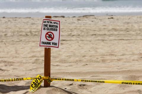 Oil spill warning sign on the Huntington Beach (© Shutterstock/Darleine Heitman)