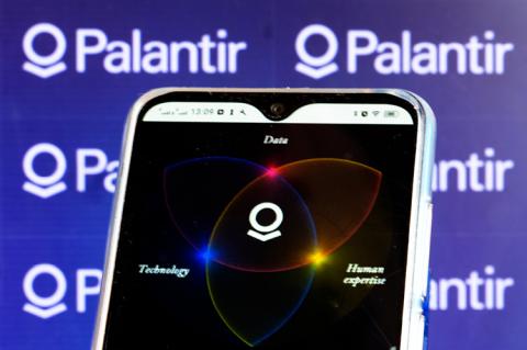 Palantir Technologies logo on a smartphone (© Shutterstock/IgorGolovniov)