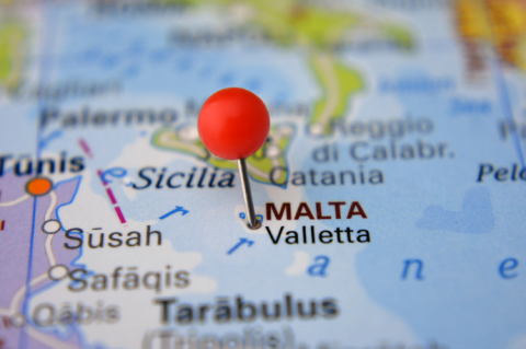Pin marked Malta on map (© Shutterstock/JoaoCachapa)