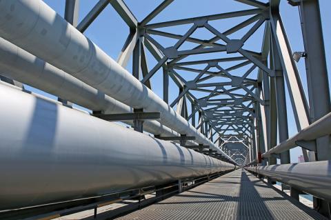 Bridge with pipelines (copyright by Shutterstock/tcly)