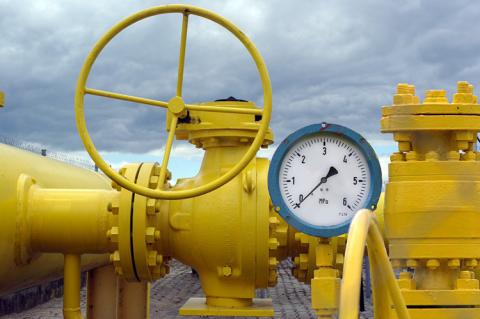 Pipeline valve with manometer (copyright by Shutterstock/Krasowit)