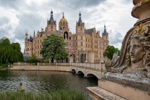 Schwerin castle, seat of federal state parliament of Mecklenburg-Vorpommern (copyright by Shutterstock/Simon Maas)