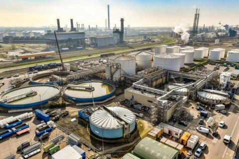 Pernis refinery near Rotterdam (copyright by Photogtaphic Services Shell International Limited)