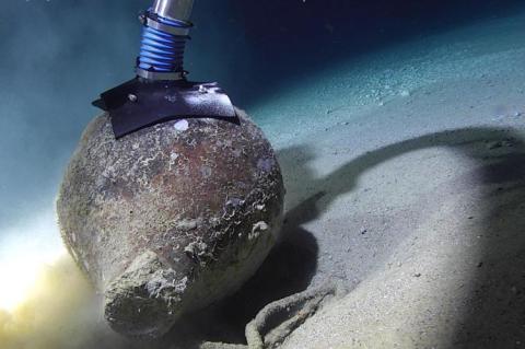 TAP teams recovering artefacts from 800 meters below sea level (© TAP AG/Next Geosolutions)